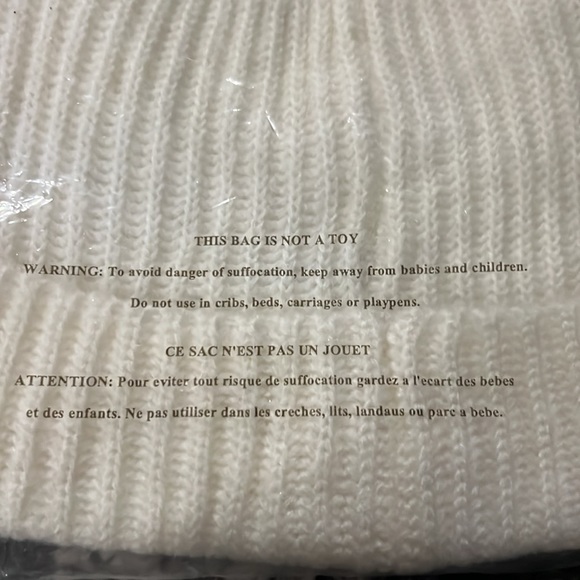 🤍🤍VICTORIA’S SECRET BEANIE 🤍🤍 - Picture 4 of 6